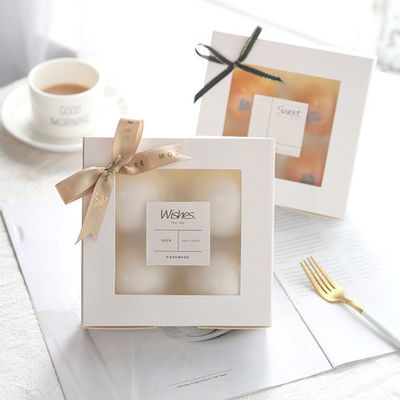 A torta da janela de C2S Art Paper White Bakery Box envolveu belamente
