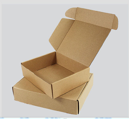 Dobre acima caixa de presente ondulada Logo Mailer Shipping feito sob encomenda da roupa de PMS