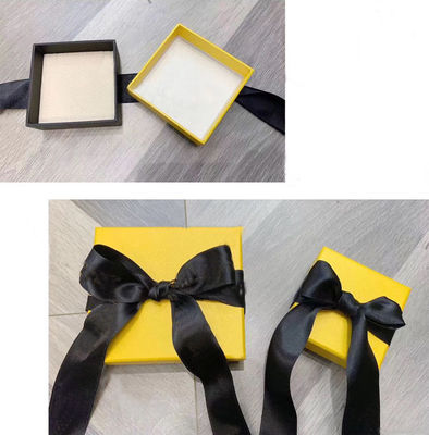O retângulo corrugado 80gsm deslocou a embalagem de papel do presente encaixota a cor de CMYK