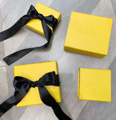 O retângulo corrugado 80gsm deslocou a embalagem de papel do presente encaixota a cor de CMYK