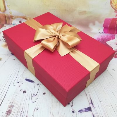 O Natal golpeia a embalagem magenta do presente de CMYK encaixota de cartão ondulado