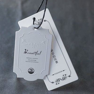 A forma dobrou a roupa densamente Hang Tag Debossing personalizado 2mm