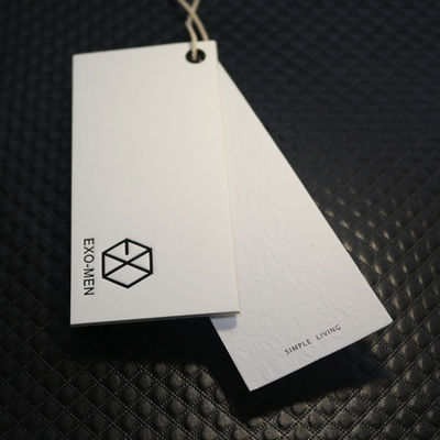 Papel de embalagem Hang Tags With String feito sob encomenda do logotipo 350g de Debossed